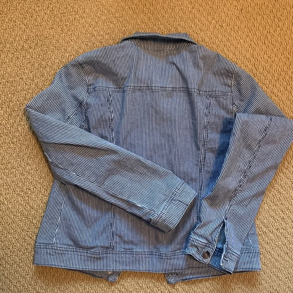 Sweet fall / spring lightweight denim jacket. Size M. - Picture 2 of 7